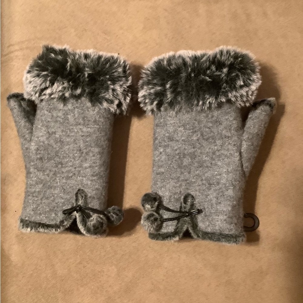 Shihreen Pom Pom Wool Blend Fingerless  Gloves New